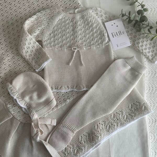 Ajuar con Mantita (MI) Beige y blanco